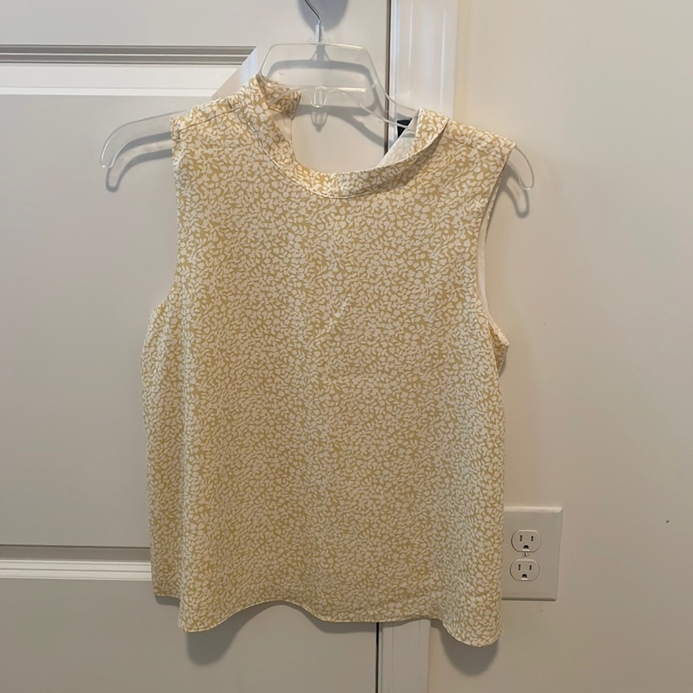 UNWORN women’s medium yellow blouse with white flowers
